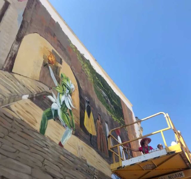 Montse Palacios pintando mural de 80 metros cuadrados en Artajona