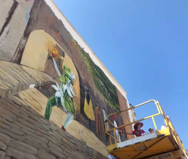 Montse Palacios pintando mural de 80 metros cuadrados en Artajona