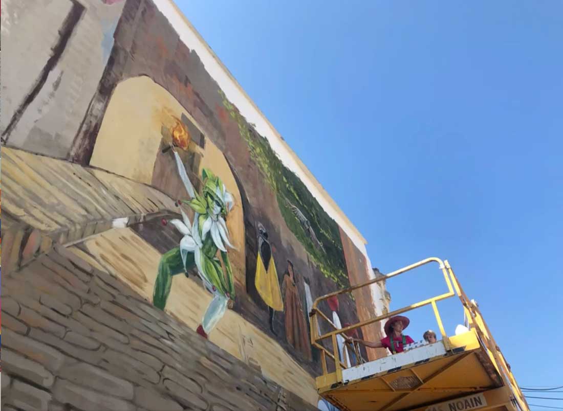 Montse Palacios pintando mural de 80 metros cuadrados en Artajona