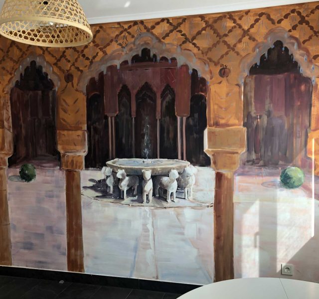Pintura mural de interior con motivo del patio de la Alhambra de Granada en piso de Sopelana
