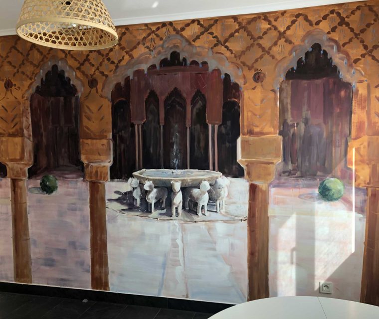 Pintura mural de interior con motivo del patio de la Alhambra de Granada en piso de Sopelana
