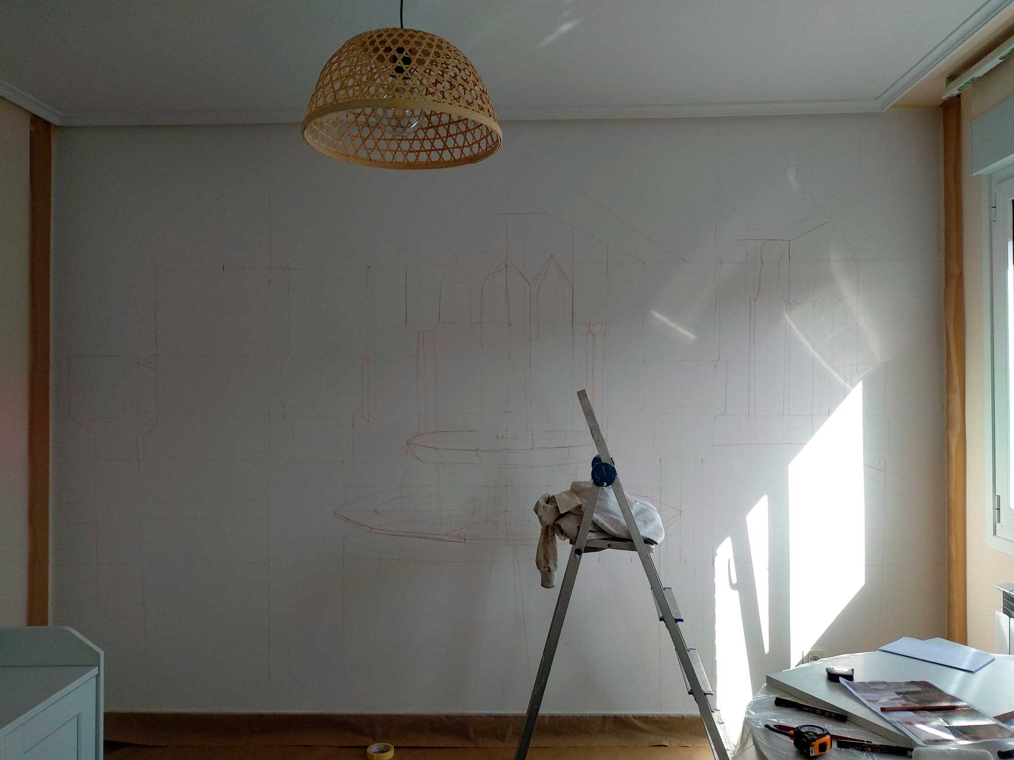 Pintura mural de interior con motivo del patio de la Alhambra de Granada en piso de Sopelana antes de pintar