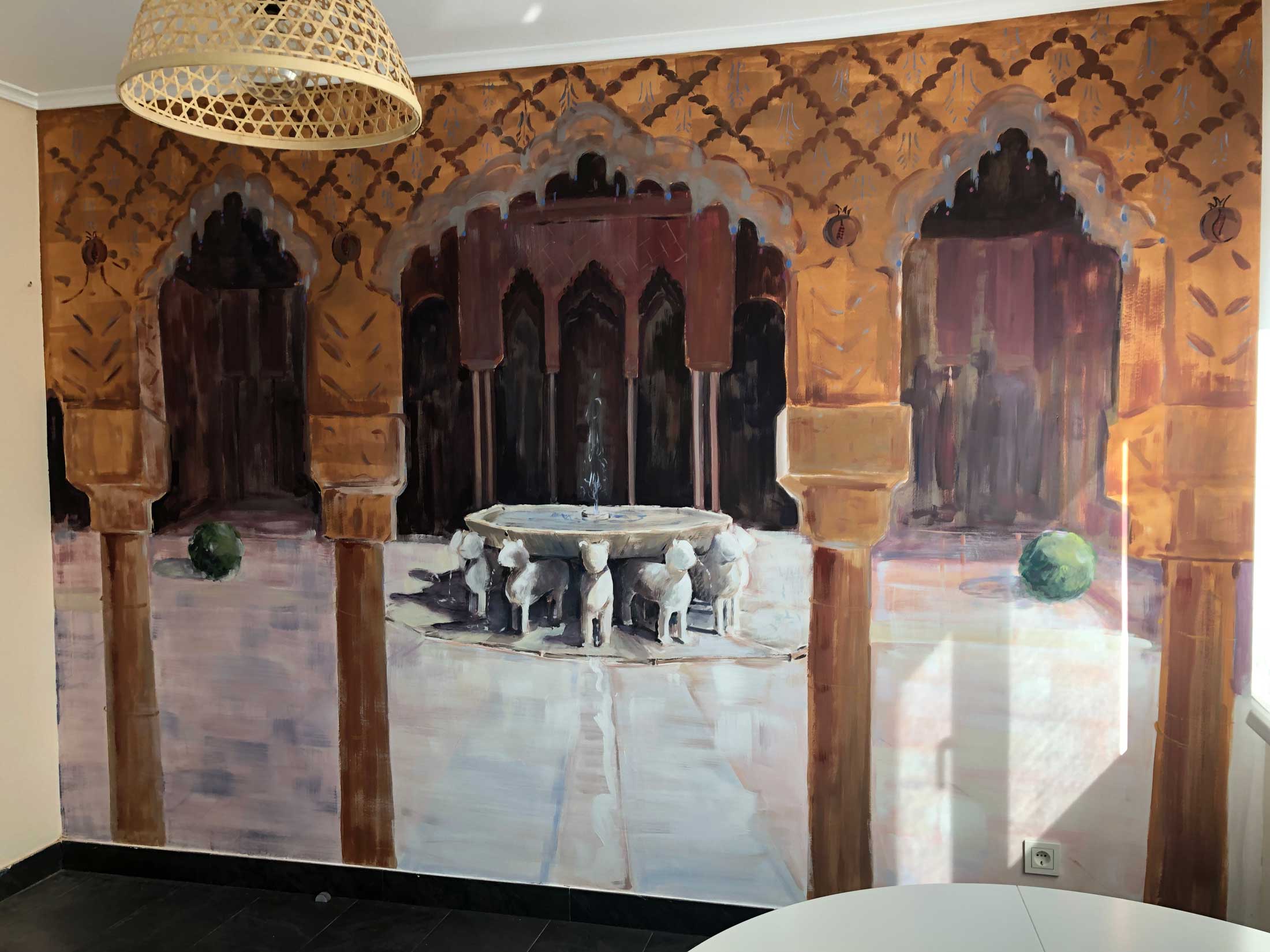 Pintura mural de interior con motivo del patio de la Alhambra de Granada en piso de Sopelana